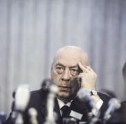 07.12.1970, Warszawa, Polska.
Premier PRL Józef Cyrankiewicz podczas konferencji prasowej po podpisaniu układu o normalizacji stosunków między Polską Rzeczpospolitą Ludową a Republiką Federalną Niemiec.
Fot. Bogdan Łopieński, zbiory Ośrodka KARTA