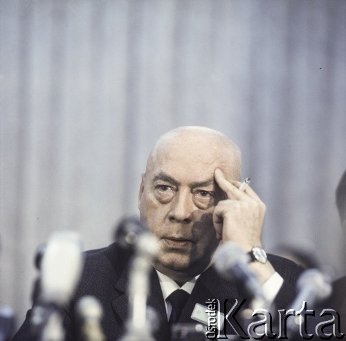 07.12.1970, Warszawa, Polska.
Premier PRL Józef Cyrankiewicz podczas konferencji prasowej po podpisaniu układu o normalizacji stosunków między Polską Rzeczpospolitą Ludową a Republiką Federalną Niemiec.
Fot. Bogdan Łopieński, zbiory Ośrodka KARTA