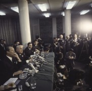 07.12.1970, Warszawa, Polska.
Kanclerz Niemiec Willy Brandt (z papierosem) i premier PRL Józef Cyrankiewicz podczas konferencji prasowej po podpisaniu układu o normalizacji stosunków między Polską Rzeczpospolitą Ludową a Republiką Federalną Niemiec.
Fot. Bogdan Łopieński, zbiory Ośrodka KARTA