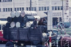 Lata 70., Warszawa, Polska.
Wóz konny z beczkami na ul. Targowej.
Fot. Bogdan Łopieński, zbiory Ośrodka KARTA
