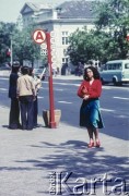 Lata 70., Warszawa, Polska.
Ulica Krakowskie Przedmieście. Kobieta na przystanku przed Pałacem Namiestnikowskim.
Fot. Bogdan Łopieński, zbiory Ośrodka KARTA