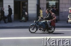 Lata 70., Warszawa, Polska.
Ulica Nowy Świat, mężczyźni na motocyklu JAWA.
Fot. Bogdan Łopieński, zbiory Ośrodka KARTA