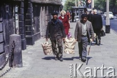 Lata 70., Warszawa, Polska.
Przechodnie koło Kościoła Świętego Krzyża przy Krakowskim Przedmieściu.
Fot. Bogdan Łopieński, zbiory Ośrodka KARTA