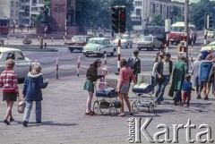 Lata 70., Warszawa, Polska.
Plac Wileński, po lewej stronie pomnik Braterstwa Broni (1945-2011), w tle budynek mieszkaniowy zaprojektowany przez Szymona i Helenę Syrkusów.
Fot. Bogdan Łopieński, zbiory Ośrodka KARTA