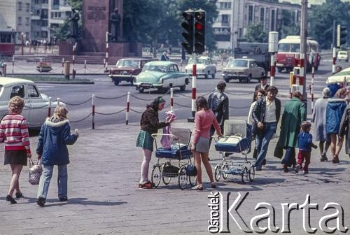 Lata 70., Warszawa, Polska.
Plac Wileński, po lewej stronie pomnik Braterstwa Broni (1945-2011), w tle budynek mieszkaniowy zaprojektowany przez Szymona i Helenę Syrkusów.
Fot. Bogdan Łopieński, zbiory Ośrodka KARTA