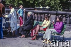 Lata 70., Warszawa, Polska.
Na ławce.
Fot. Bogdan Łopieński, zbiory Ośrodka KARTA
