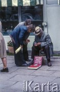 Lata 70., Warszawa, Polska.
Ulica Targowa, waga uliczna.
Fot. Bogdan Łopieński, zbiory Ośrodka KARTA