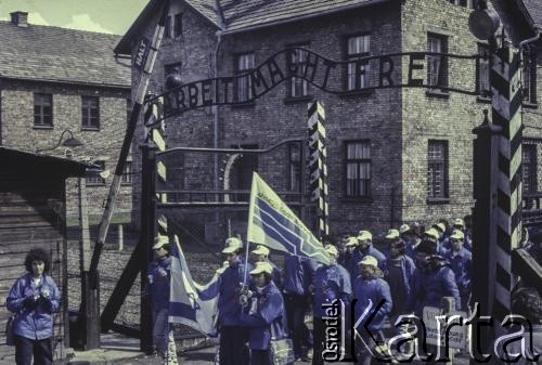 1988, Oświęcim, woj. katowickie, Polska.
Pierwszy Marsz Żywych zorganizowany przez izraelskie ministerstwo oświaty na terenie niemieckiego obozu koncentracyjnego Auschwitz-Birkenau. Przejście przez bramę obozu z napisem 