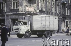 Lata 70., Warszawa, Polska.
Ciężarówka na skrzyżowaniu ulic Jagiellońskiej i Okrzei.
Fot. Bogdan Łopieński, zbiory Ośrodka KARTA