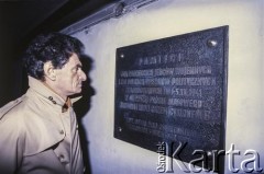 Lata 80., Oświęcim, woj. katowickie, Polska.
Pisarz Jerzy Kosiński przy tablicy upamiętniającej ofiary II wojny światowej na terenie niemieckiego obozu koncentracyjnego KL Auschwitz-Birkenau.
Fot. Bogdan Łopieński, zbiory Ośrodka KARTA