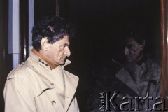 Lata 80., Oświęcim, woj. katowickie, Polska.
Pisarz Jerzy Kosiński na terenie niemieckiego obozu koncentracyjnego KL Auschiwitz-Birkenau.
Fot. Bogdan Łopieński, zbiory Ośrodka KARTA