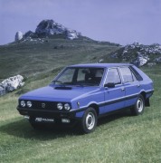 Lata 80., prawdopodobnie Ogrodzieniec, woj. katowickie, Polska.
Karina Łopieńska obok samochodu marki Polonez.
Fot. Bogdan Łopieński, zbiory Ośrodka KARTA