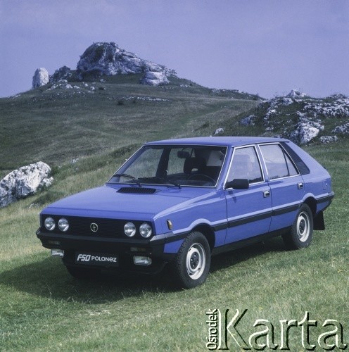 Lata 80., prawdopodobnie Ogrodzieniec, woj. katowickie, Polska.
Karina Łopieńska obok samochodu marki Polonez.
Fot. Bogdan Łopieński, zbiory Ośrodka KARTA