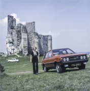 Lata 80., Mirów, woj. katowickie, Polska.
Karina Łopieńska obok samochodu marki Polonez.
Fot. Bogdan Łopieński, zbiory Ośrodka KARTA