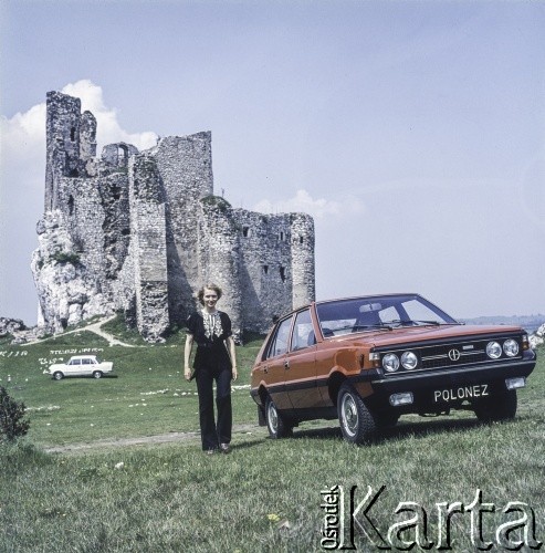 Lata 80., Mirów, woj. katowickie, Polska.
Karina Łopieńska obok samochodu marki Polonez.
Fot. Bogdan Łopieński, zbiory Ośrodka KARTA