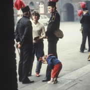1966, Katowice, woj. katowickie, Polska.
Górnicy na terenie osiedla Nikiszowiec.
Fot. Bogdan Łopieński, zbiory Ośrodka KARTA