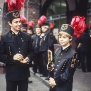 1966, Katowice, woj. katowickie, Polska.
Górnicy na terenie osiedla Nikiszowiec.
Fot. Bogdan Łopieński, zbiory Ośrodka KARTA