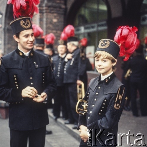 1966, Katowice, woj. katowickie, Polska.
Górnicy na terenie osiedla Nikiszowiec.
Fot. Bogdan Łopieński, zbiory Ośrodka KARTA