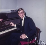 1970, Warszawa, Polska.
Piotr Paleczny - pianista, III nagrody na VIII Międzynarodowym Konkursie Pianistycznym im. Fryderyka Chopina.
Fot. Bogdan Łopieński, zbiory Ośrodka KARTA