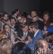28.10.1975, Warszawa, Polska.  
IX Międzynarodowy Konkurs Pianistyczny im. Fryderyka Chopina. Krystian Zimerman, laureat konkursu, rozdaje autografy.
Fot. Bogdan Łopieński, zbiory Ośrodka KARTA