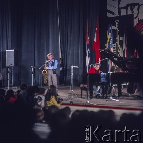 29.10.1970, Warszawa, Polska.
Gerry Mulligan (saksofon) i Dave Brubeck (fortepian) podczas XIII Międzynarodowego Festiwalu Jazzowego Jazz Jamboree '70 w Sali Kongresowej w Pałacu Kultury i Nauki.
Fot. Bogdan Łopieński, zbiory Ośrodka KARTA