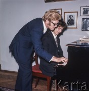 Październik 1975, Warszawa, Polska.
Pianista Krystian Zimerman podczas lekcji u prof. Andrzeja Jasińskiego przed  IX Międzynarodowym Konkursem Pianistycznym im. Fryderyka Chopina.
Fot. Bogdan Łopieński, zbiory Ośrodka KARTA