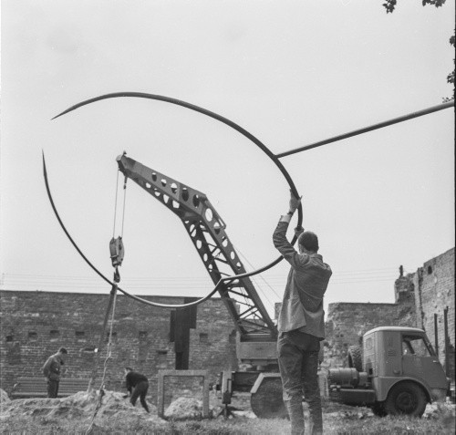 23 lipca–22 sierpnia 1965, Elbląg, woj. gdańskie, Polska.
I Biennale Form Przestrzennych w Elblągu. Edward Krasińskie podczas montażu swojej rzeźby.
Fot. Bogdan Łopieński, zbiory Ośrodka KARTA