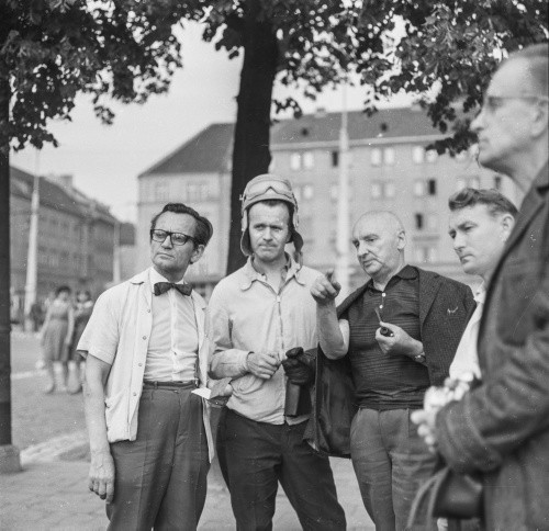 23 lipca–22 sierpnia 1965, Elbląg, woj. gdańskie, Polska.
I Biennale Form Przestrzennych w Elblągu. Od lewej: Jerzy Krechowicz, NN, Henryk Stażewski, NN, NN.
Fot. Bogdan Łopieński, zbiory Ośrodka KARTA
