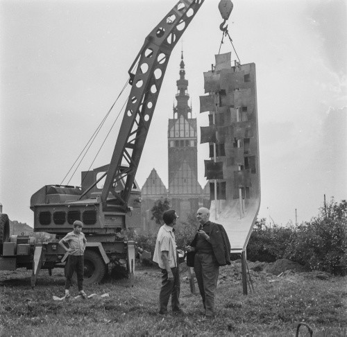 23 lipca–22 sierpnia 1965, Elbląg, woj. gdańskie, Polska.
I Biennale Form Przestrzennych w Elblągu. Ustawianie rzeźby Henryka Stażewskiego (po prawej) pomiędzy Placem Słowiańskim a Starym Miastem.
Fot. Bogdan Łopieński, zbiory Ośrodka KARTA