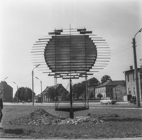 23 lipca–22 sierpnia 1965, Elbląg, woj. gdańskie, Polska.
I Biennale Form Przestrzennych w Elblągu. Rzeźba Jerzego Jarnuszkiewicza.
Fot. Bogdan Łopieński, zbiory Ośrodka KARTA