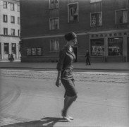 23 lipca–22 sierpnia 1965, Elbląg, woj. gdańskie, Polska.
Urszula Czartoryska podczas I Biennale Form Przestrzennych w Elblągu.
Fot. Bogdan Łopieński, zbiory Ośrodka KARTA
