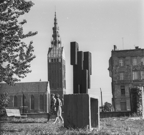 23 lipca–22 sierpnia 1965, Elbląg, woj. gdańskie, Polska.
I Biennale Form Przestrzennych w Elblągu.
Fot. Bogdan Łopieński, zbiory Ośrodka KARTA