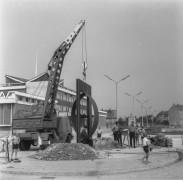 23 lipca–22 sierpnia 1965, Elbląg, woj. gdańskie, Polska.
I Biennale Form Przestrzennych w Elblągu. Montaż rzeźby Zbigniewa Gostomskiego.
Fot. Bogdan Łopieński, zbiory Ośrodka KARTA