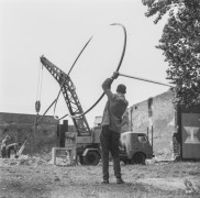 23 lipca–22 sierpnia 1965, Elbląg, woj. gdańskie, Polska.
I Biennale Form Przestrzennych w Elblągu. Edward Krasińskie podczas montażu swojej rzeźby.
Fot. Bogdan Łopieński, zbiory Ośrodka KARTA