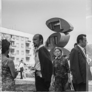 23 lipca–22 sierpnia 1965, Elbląg, woj. gdańskie, Polska.
I Biennale Form Przestrzennych w Elblągu. Przechodnie przed rzeźbą Andrzeja Matuszewskiego. 2. z lewej Jerzy Jarnuszkiewicz.
Fot. Bogdan Łopieński, zbiory Ośrodka KARTA