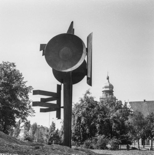 23 lipca–22 sierpnia 1965, Elbląg, woj. gdańskie, Polska.
I Biennale Form Przestrzennych w Elblągu. 9-metrowa rzeźba Jerzego Lengiewicza.
Fot. Bogdan Łopieński, zbiory Ośrodka KARTA