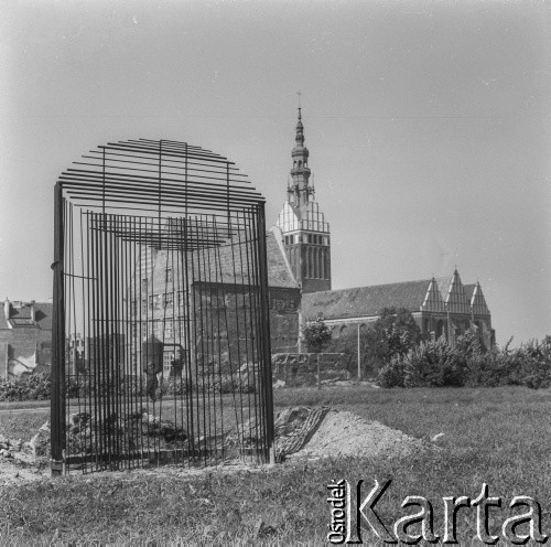 23 lipca–22 sierpnia 1965, Elbląg, woj. gdańskie, Polska.
I Biennale Form Przestrzennych w Elblągu. Rzeźba Wandy Gołkowskiej.
Fot. Bogdan Łopieński, zbiory Ośrodka KARTA
