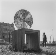 23 lipca–22 sierpnia 1965, Elbląg, woj. gdańskie, Polska.
I Biennale Form Przestrzennych w Elblągu. Rzeźba Antoniego Starczewskiego.
Fot. Bogdan Łopieński, zbiory Ośrodka KARTA