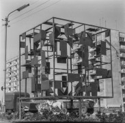 23 lipca–22 sierpnia 1965, Elbląg, woj. gdańskie, Polska.
I Biennale Form Przestrzennych w Elblągu. Rzeźba Kajetana Sosnowskiego składająca się z kilku elementów umieszczonych wzdłuż Al. Tysiąclecia.
Fot. Bogdan Łopieński, zbiory Ośrodka KARTA