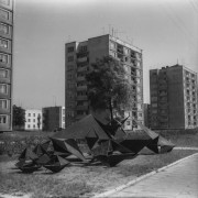 23 lipca–22 sierpnia 1965, Elbląg, woj. gdańskie, Polska.
I Biennale Form Przestrzennych w Elblągu. Rzeźba Gerarda Kwiatkowskiego -założyciela Galerii EL i pomysłodawcy BFP.
Fot. Bogdan Łopieński, zbiory Ośrodka KARTA