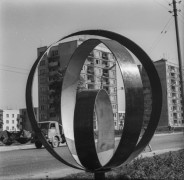 23 lipca–22 sierpnia 1965, Elbląg, woj. gdańskie, Polska.
I Biennale Form Przestrzennych w Elblągu. Rzeźba Juliusza Woźniaka.
Fot. Bogdan Łopieński, zbiory Ośrodka KARTA