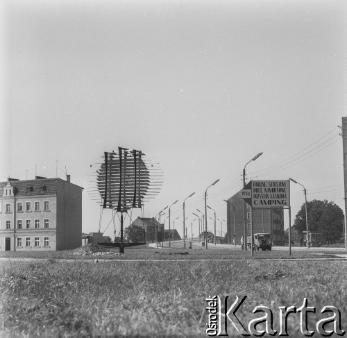 23 lipca–22 sierpnia 1965, Elbląg, woj. gdańskie, Polska.
I Biennale Form Przestrzennych w Elblągu. Rzeźba Jerzego Jarnuszkiewicza.
Fot. Bogdan Łopieński, zbiory Ośrodka KARTA