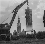 23 lipca–22 sierpnia 1965, Elbląg, woj. gdańskie, Polska.
I Biennale Form Przestrzennych w Elblągu. Montaż pracy Henryka Stażewskiego pomiędzy Placem Słowiańskim a Starym Miastem.
Fot. Bogdan Łopieński, zbiory Ośrodka KARTA