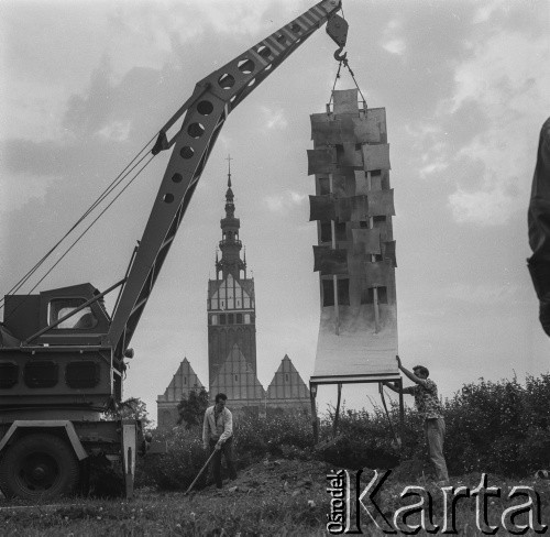 23 lipca–22 sierpnia 1965, Elbląg, woj. gdańskie, Polska.
I Biennale Form Przestrzennych w Elblągu. Montaż pracy Henryka Stażewskiego pomiędzy Placem Słowiańskim a Starym Miastem.
Fot. Bogdan Łopieński, zbiory Ośrodka KARTA