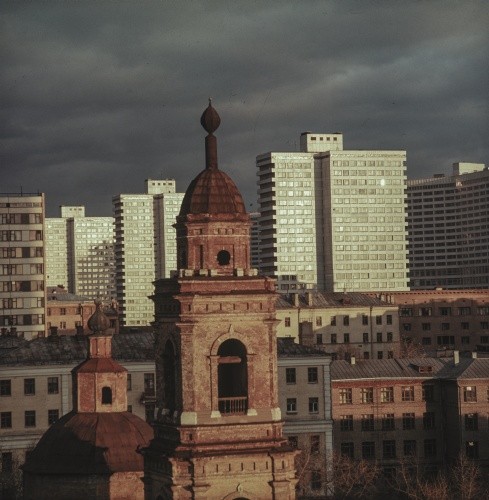 1969, Ułan Bator, Mongolia.
Meczet na tle miasta.
Fot. Bogdan Łopieński, zbiory Ośrodka KARTA