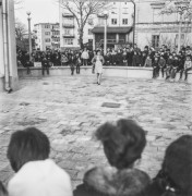 1969, Chełm, woj. lubelskie, Polska.
Pokaz mody. W tle cerkiew p.w. św. Jana Teologa.
Fot. Łopieński, zbiory Ośrodka KARTA