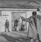 Brak daty, brak miejsca.
Sesja fotograficzna pod budynkiem Kuźni.
Fot. Bogdan Łopieński, zbiory Ośrodka KARTA