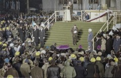16.12.1980, Gdańsk, woj. gdańskie, Polska.
Odsłonięcie Pomnika Poległych Stoczniowców 1970. Lech Wałęsa schodzi z mównicy.
Fot. Bogdan Łopieński, zbiory Ośrodka KARTA