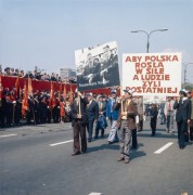 01.05.1974, Warszawa, Polska.
Pochód pierwszomajowy. Po lewej stronie mężczyźni z fotografią Bogdana Łopieńskiego zatytułowaną 