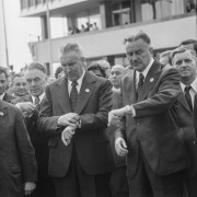 1973, Warszawa,  Polska.
Premier PRL Piotr Jaroszewicz i I sekretarz KC PZPR Edward Gierek. Tytuł nadany przez autora: 
